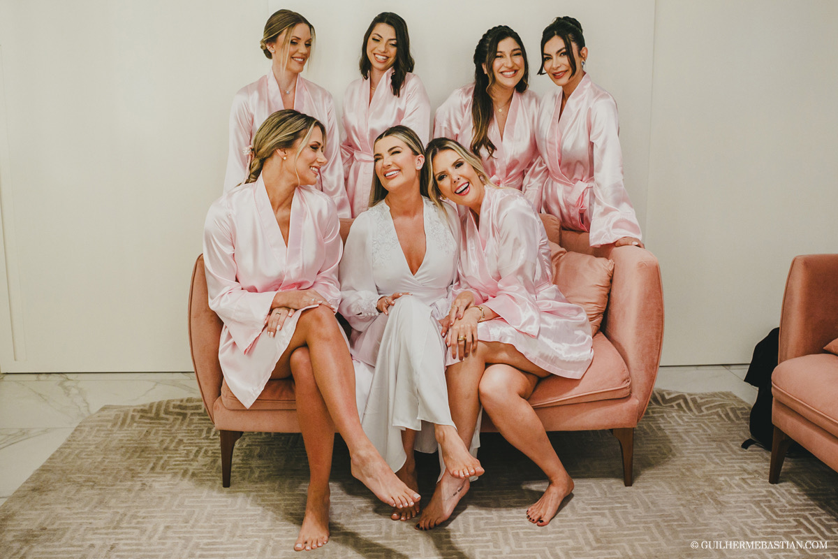 Noiva usando robe de seda personalizado