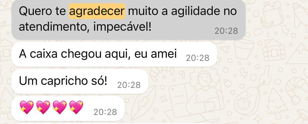 Detalhe da textura do robe de seda branca com personalização em dourado