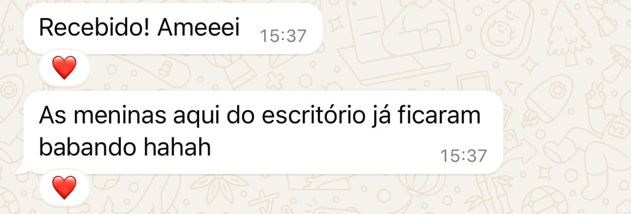 Noiva e madrinhas com robes personalizados em seda, bordado fino